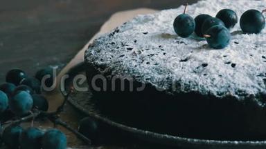 巧克力蛋糕，巧克力蛋糕，巧克力蛋糕，慷慨地覆盖着糖粉，时髦地躺在蓝色浆果旁边。